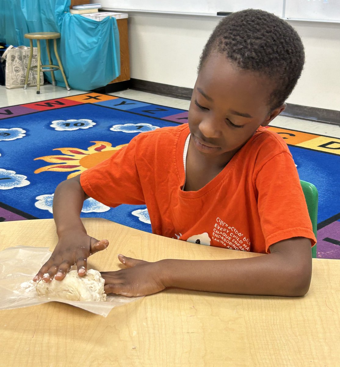 RachelMachnicki's tweet image. Making and eating bannock is always a hit with the kids! Especially when we get to work together as a team!
#ASPIRELRSD
 @pennerLRSD @minnetonkaLRSD @wyattLRSD  @darwinLRSD @louis_riel_sd