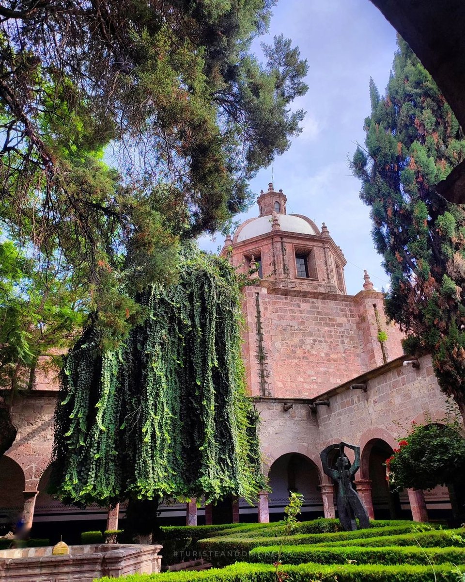 Turismorelia's tweet photo. "Se respira paz en este lugar, y uno relaja cuando empiezan a tocar el piano o cualquier instrumento." 🎷🎸

#Turisteandomorelia 
📸✍️ @fotodidicuiniche

#morelia #moreliamichoacán
#moreliacentro #moreliaescultura #moreliamexico #musica #arte https://t.co/PfhTyZzXhl