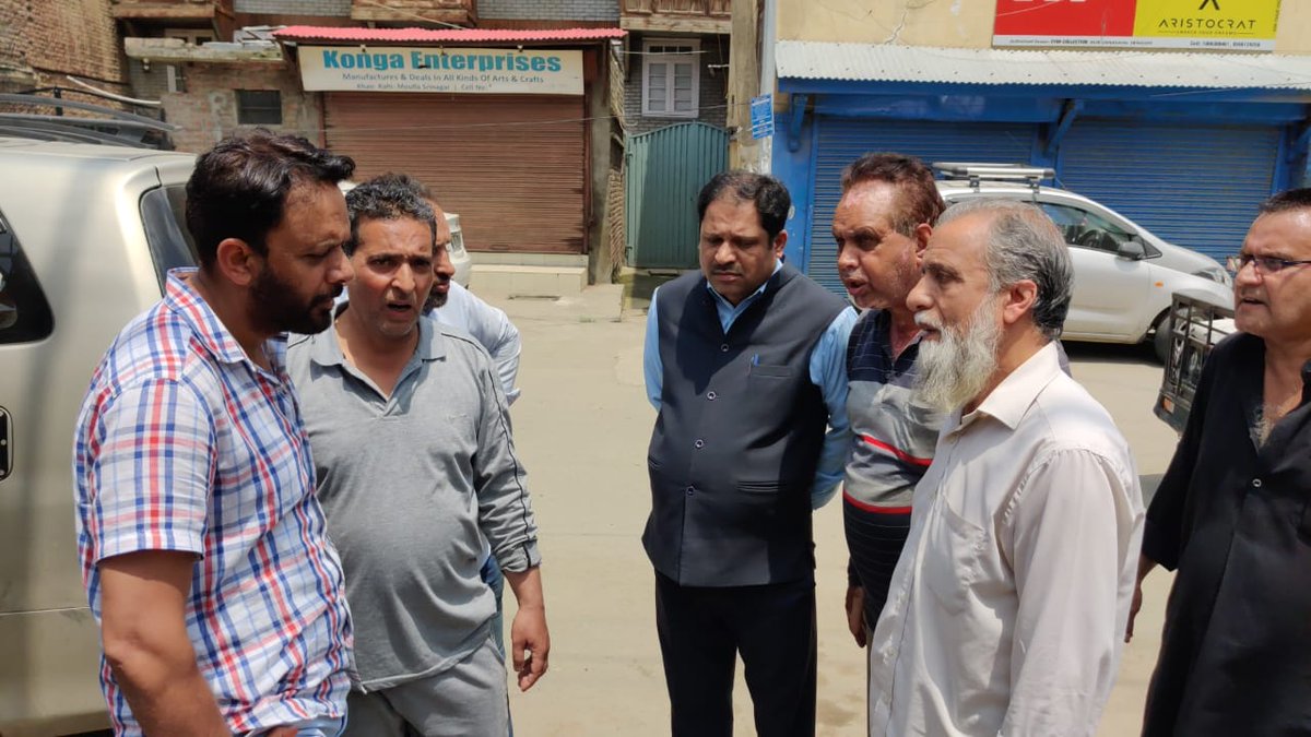 RisingKashmir's tweet photo. #DyMayorSMC visits #KhanqahMoula,#Kalashpora #Srinagar
Reviews #status of ongoing #macadamization
@Parvaiz_Qadri. @SMC_Srinagar
https://t.co/S9pFeeih62 https://t.co/bUkGVbYfl9