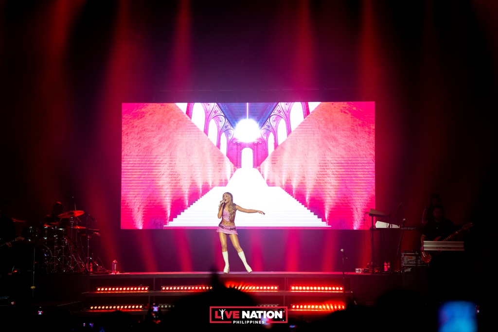 livenationph's tweet photo. 💌his ex is a motel i'm a villa
he said i taste better than vanilla
what's your favourite city, mine's Manila ❤️

Here are some photos from Sabrina Carpenter's emails i can't send tour to help you get through PCD 😍

#EmailsICantSendMNL
#SabrinaCarpenterMNL https://t.co/ztJfV0aOs6