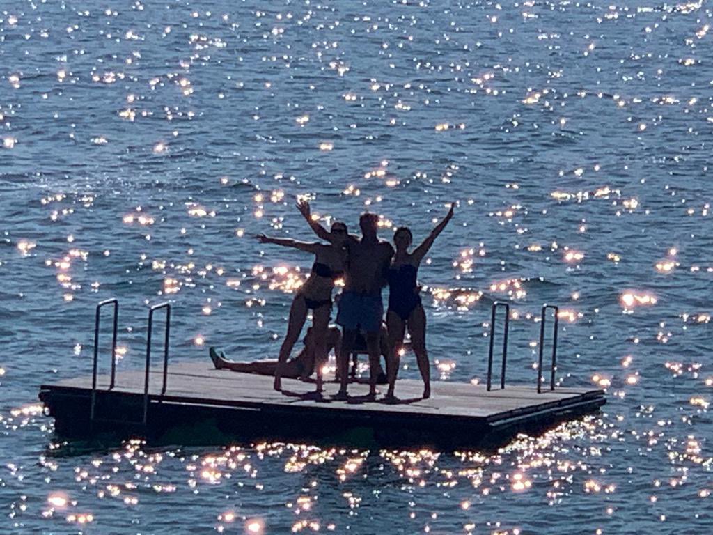 basile25's tweet photo. paysage envoûtantdans une atmosphère de sérénité totale, déjeunant à l’ombre de glycines, se delassant l’après-midi au bord du lac et en nageant dans ses eaux, finissant la journée en compagnie d’excellents amis à déguster multiples saveurs.
Photos de dBC, 26 juillet 2023 https://t.co/KVxBgF4mC4