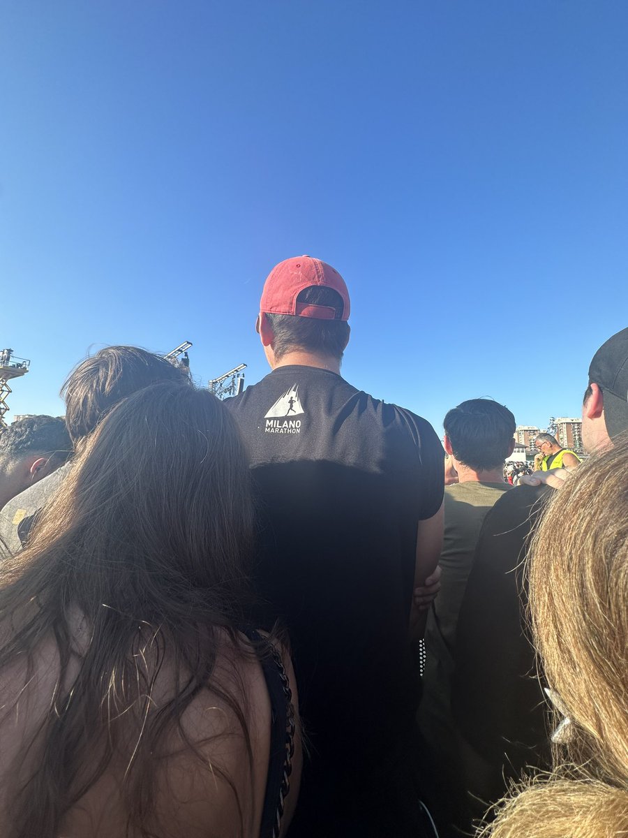 souakitsune's tweet photo. são sempre estes gajos de dois metros que ficam à minha frente em concertos https://t.co/2gZILHDw66