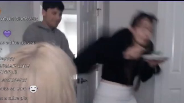 MrBarnesRogers's tweet photo. THE WAY GEORGE APPEARS AT THE DOOR ONLY TO SMACK HANNAH WITH A PILLOW 😭 https://t.co/vbgzc01qIi