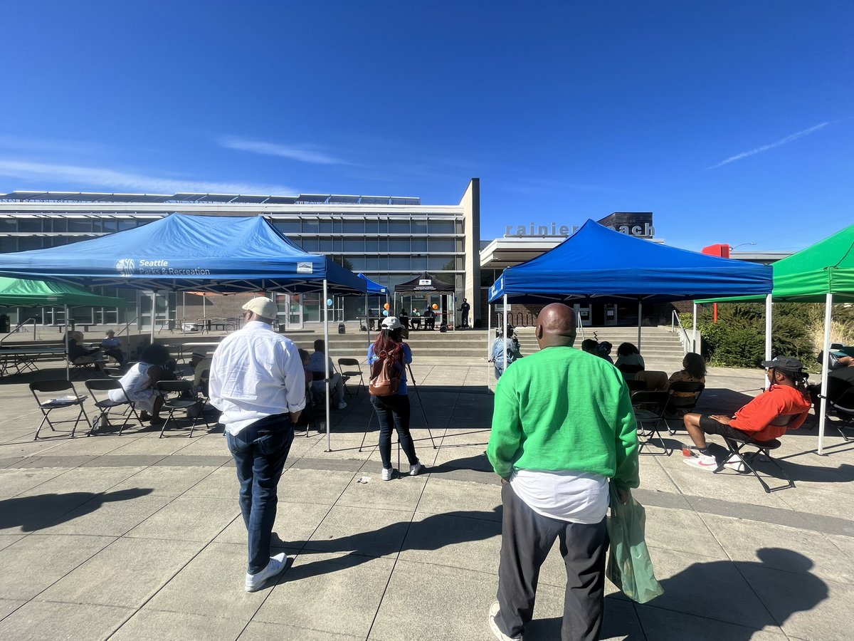 fn_OsamaK's tweet photo. We are at RB plaza talking about economic development in rainier beach #rainerbeach #rbac #SetTheRecordStraightRB https://t.co/0aABaESSVE