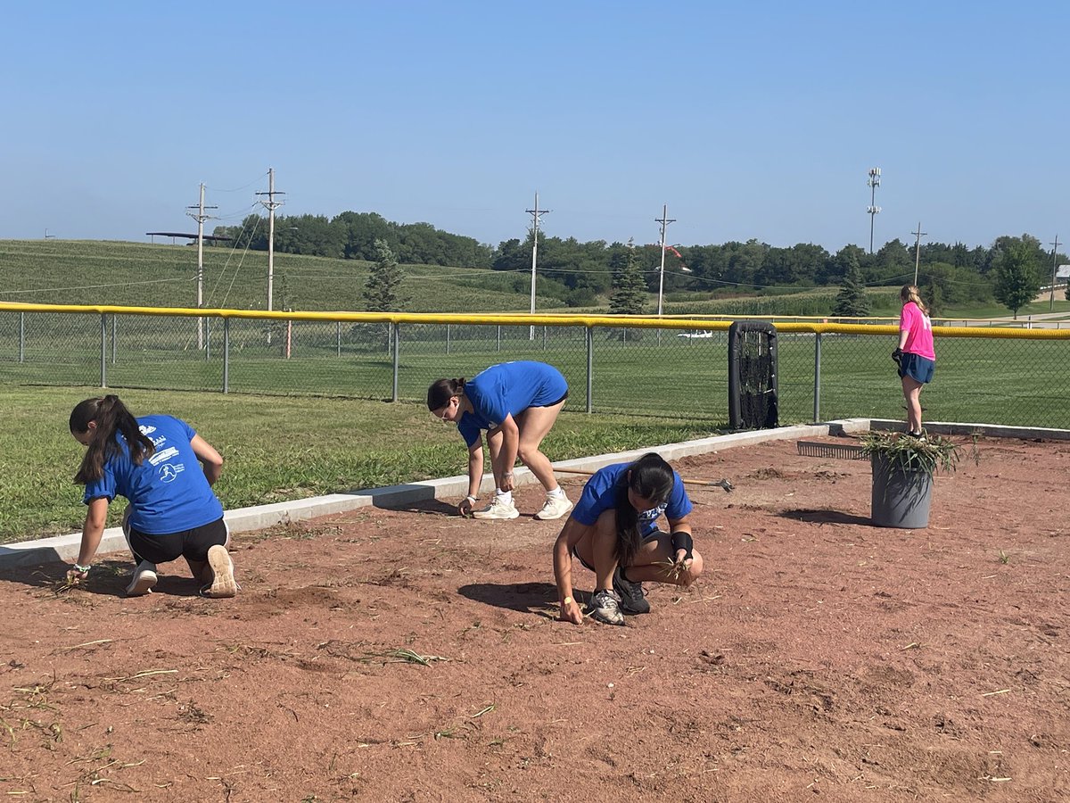 PLSTitansSB's tweet photo. ‼️Annual Field Pride Day‼️ Huge shout out to these players for helping get the field ready for our season! Was a great morning! #Team5 #TOGETHER #BB #RTS #TrueTitans https://t.co/AOiHJAcsGi