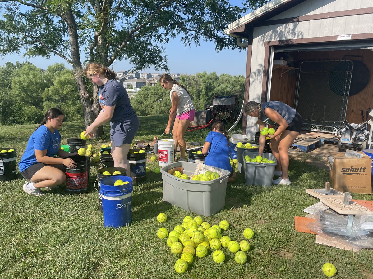 PLSTitansSB's tweet photo. ‼️Annual Field Pride Day‼️ Huge shout out to these players for helping get the field ready for our season! Was a great morning! #Team5 #TOGETHER #BB #RTS #TrueTitans https://t.co/AOiHJAcsGi