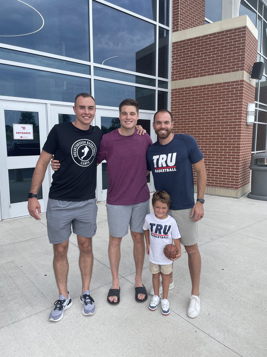 Hudson Welty (@coachhud25) on Twitter photo Got to watch <a href="/Kmango2/">Kyle Mangas</a> hoop today and get the dub with Men of Mackey!! Mango met the weight room and is still a bucket šŖš½š Got to watch <a href="/Kmango2/">Kyle Mangas</a> hoop today and get the dub with Men of Mackey!! Mango met the weight room and is still a bucket šŖš½š