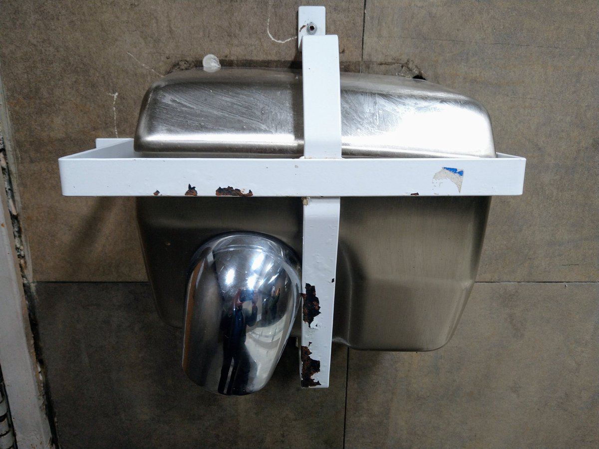 Chapachaparro's tweet photo. Así protegen el secador de manos del baño en un local de hamburguesas! Lamentable!! No damos más!! https://t.co/47QFx5QA3o