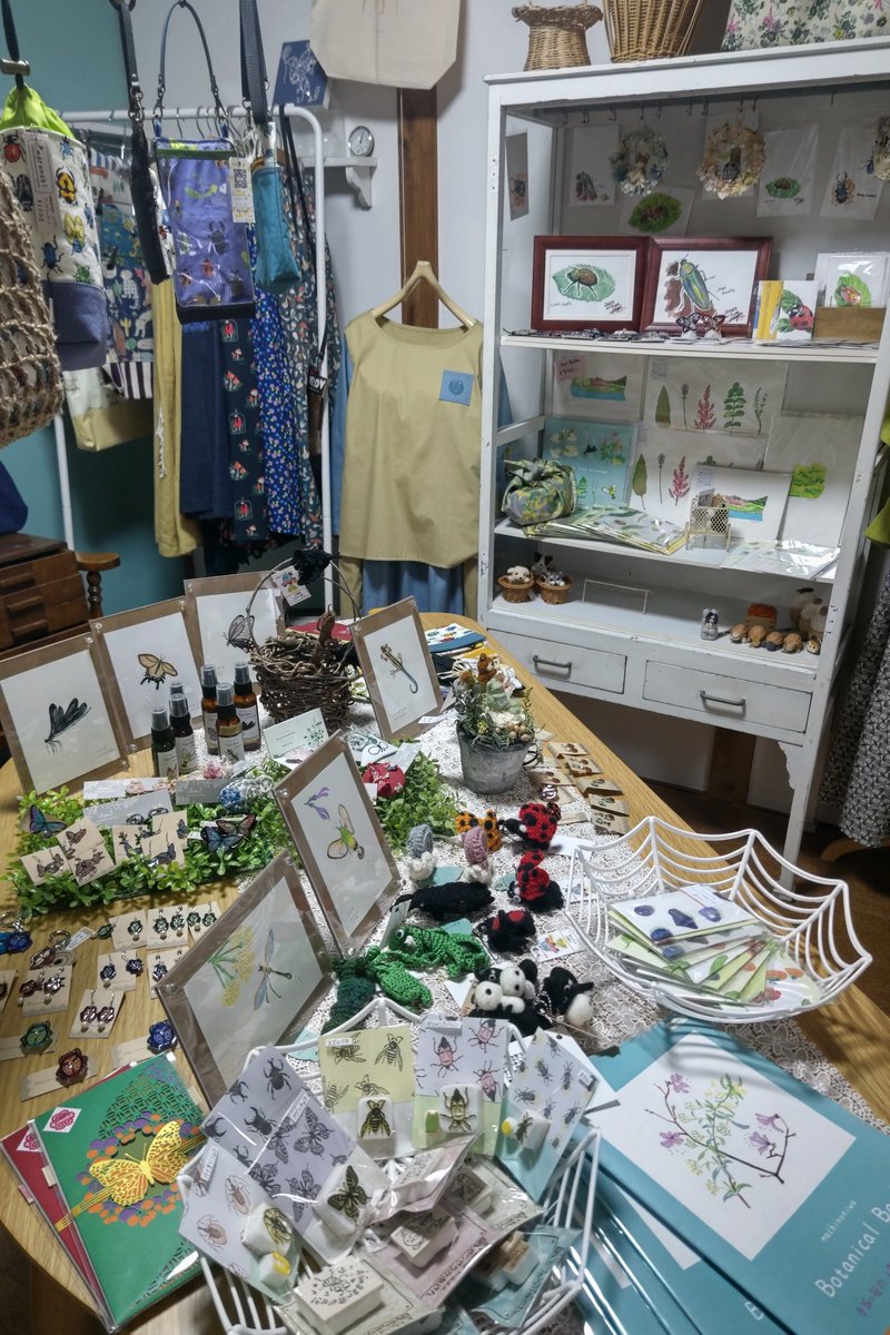 tikutiku_pm's tweet photo. おはようございます、めっちゃ暑いですが、本日は時差ぼけベーグルさんのキッチンカーがらるもにあさんの所に！！三軒ハシゴの日です。ちくちく店内、いきもの図鑑蟲の巻。絶滅…REDLIST　もっりもりに可愛い雑貨が届いてます。
エアコンガンガンにかけて椅子いっぱいだしておきます❤
遊びにきてね https://t.co/wrfBratvOY