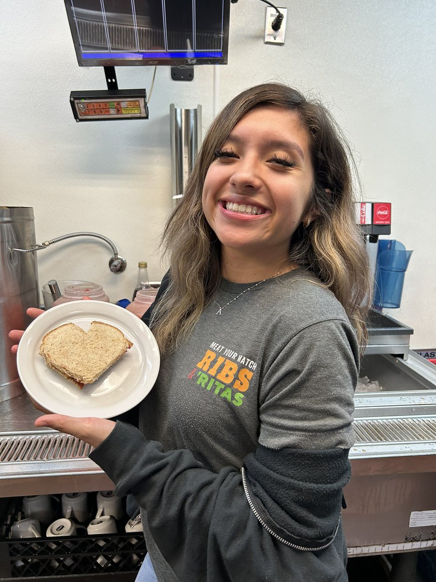 CaryLutka's tweet photo. Showing my team some extra love by serving up some POWER custom PB&amp;Js to fuel them up for success! 🌶️❤️💪🏼 #PinnacleStrong #ProteinPower https://t.co/v8RnNz34G9