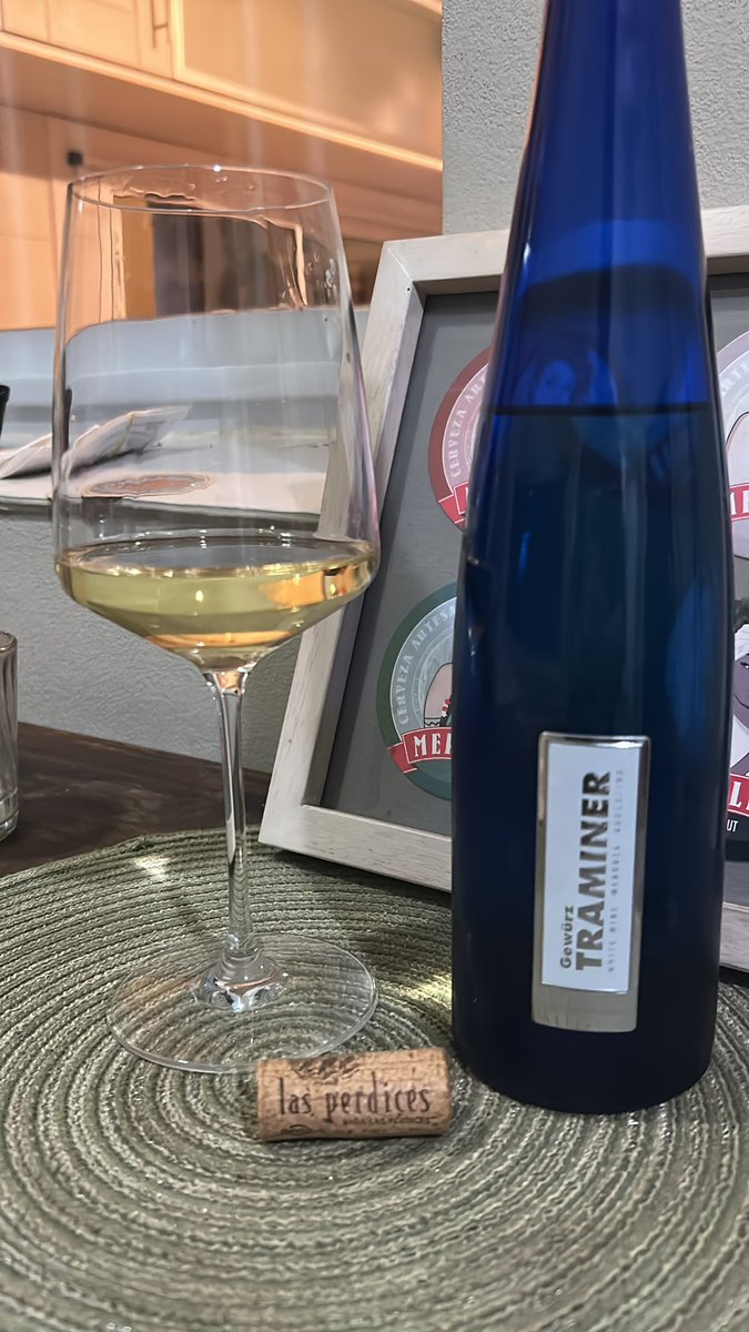 No es solo una botella bonita este gewurztrimer de <a href="/LasPerdices1/">Viña Las Perdices</a> . Floral en nariz, buena acidez  y un hermoso final de durazno blanco y anana. Si lo ven, no lo duden🍷🍷🍷