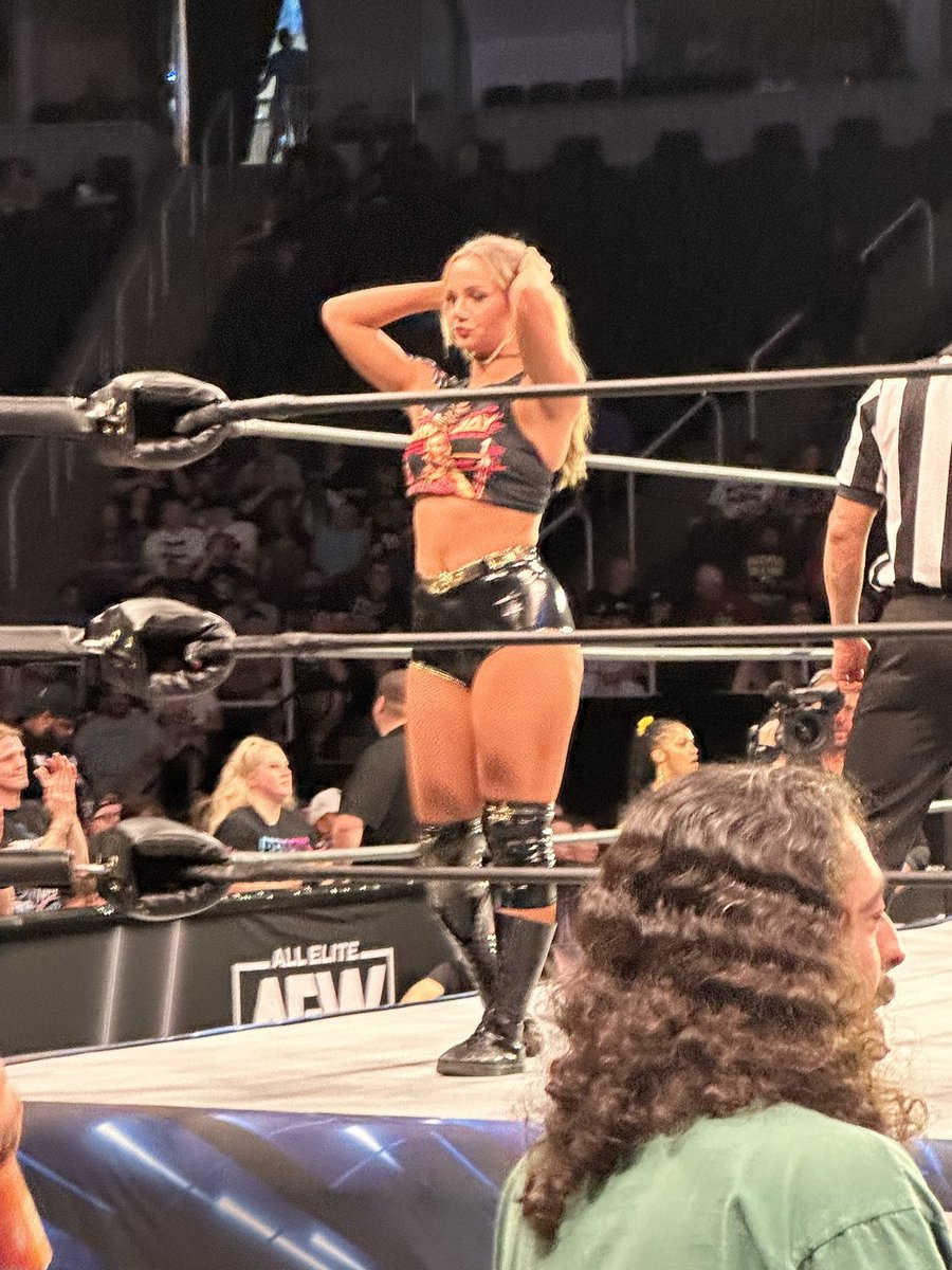 jacenes22's tweet image. OMG OUR QUEEN IS IN ALBANY!! @annajay___ #AEWDynamite #AEW #QueenSlayer 💕💪🏻👑