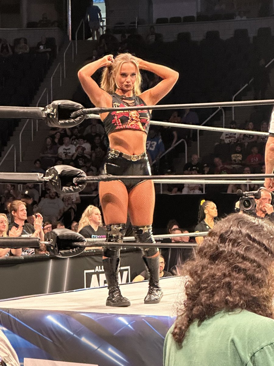 jacenes22's tweet image. OMG OUR QUEEN IS IN ALBANY!! @annajay___ #AEWDynamite #AEW #QueenSlayer 💕💪🏻👑