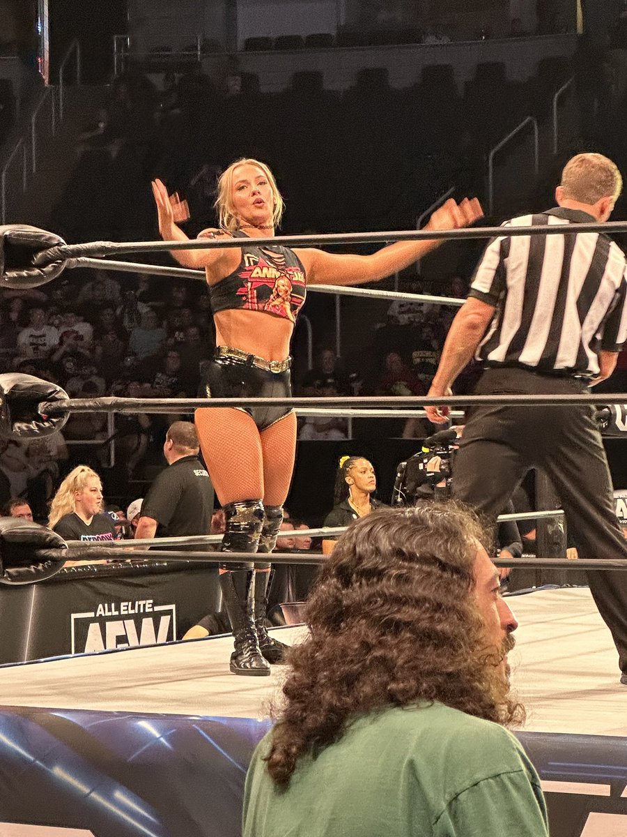 jacenes22's tweet image. OMG OUR QUEEN IS IN ALBANY!! @annajay___ #AEWDynamite #AEW #QueenSlayer 💕💪🏻👑