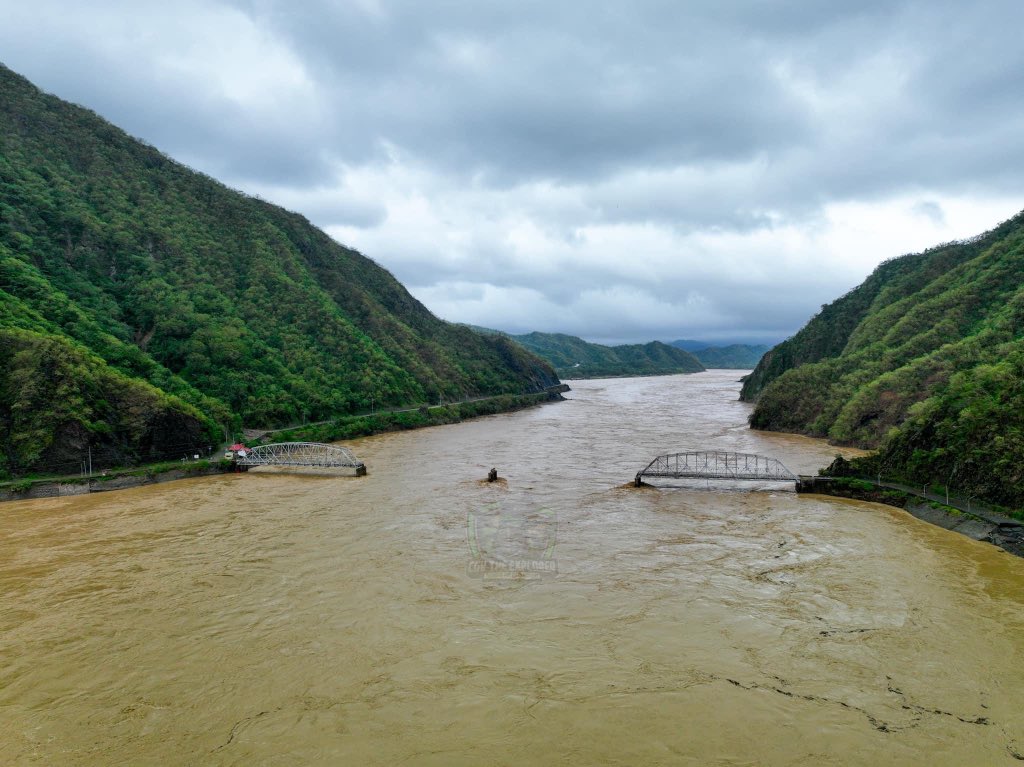 Jjohnvillanueva's tweet image. TINGNAN: Tinangay ng rumaragasang tubig ang ilang bahagi ng Old Banaoang Bridge sa Ilocos Sur #EgayPH

📸 CGV The Explorer @gmanews @YouScoop