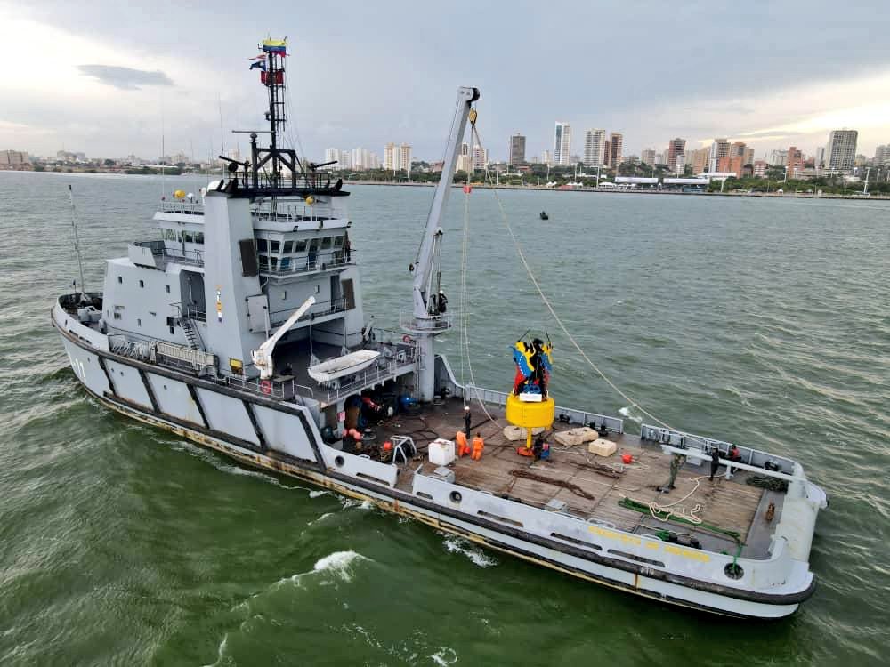 PrensaFANB's tweet photo. Para conmemorar el valor, osadía y patriotismo de los héroes marinos venezolanos fue Sembrada la Boya Bicentenaria por la @ArmadaFANBVzla en el canal del Lago de Maracaibo, donde se llevó a cabo la Batalla Naval del Lago, que selló definitivamente la independencia de la Patria. https://t.co/IDWgtBcS2Z