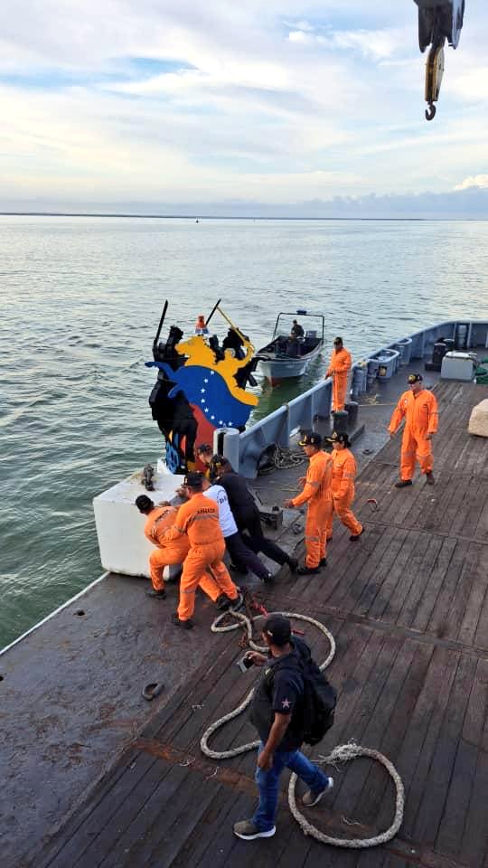 PrensaFANB's tweet photo. Para conmemorar el valor, osadía y patriotismo de los héroes marinos venezolanos fue Sembrada la Boya Bicentenaria por la @ArmadaFANBVzla en el canal del Lago de Maracaibo, donde se llevó a cabo la Batalla Naval del Lago, que selló definitivamente la independencia de la Patria. https://t.co/IDWgtBcS2Z