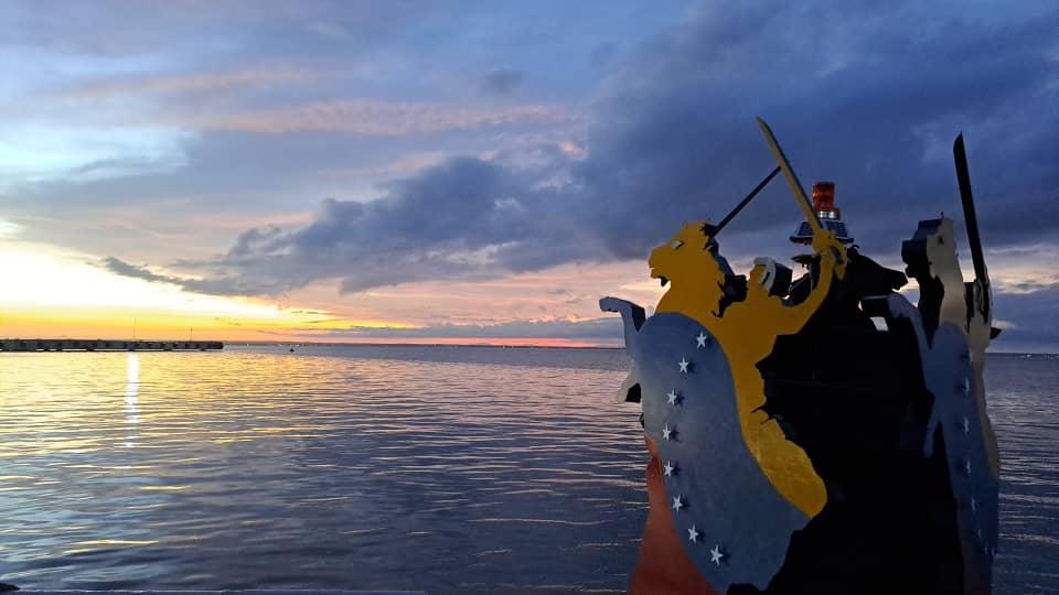 PrensaFANB's tweet photo. Para conmemorar el valor, osadía y patriotismo de los héroes marinos venezolanos fue Sembrada la Boya Bicentenaria por la @ArmadaFANBVzla en el canal del Lago de Maracaibo, donde se llevó a cabo la Batalla Naval del Lago, que selló definitivamente la independencia de la Patria. https://t.co/IDWgtBcS2Z