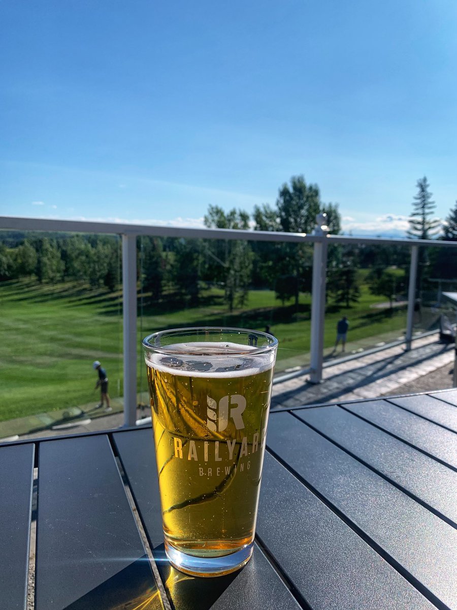 Beautiful Deck <a href="/LynxRidgeGC/">Lynx Ridge Golf Club</a> #TheLookout! Great pizza specials tonight and lots of beer selection. #YYC