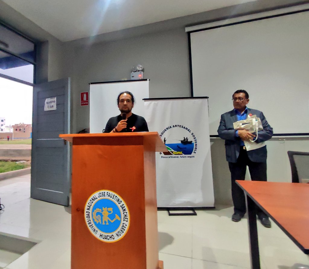 CooperAccionPER's tweet photo. 🔴  El II Foro Internacional: Experiencias marino costeras frente al #cambioclimático se clausuró  con las palabras de Jesús Barreto de la Universidad Nacional de #Huacho y Alejandro Chirinos, director de @CooperAccionPER. Además, de un sorteo de canastas de junco. https://t.co/OAlqMSctkJ