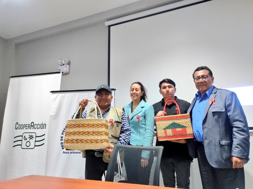 CooperAccionPER's tweet photo. 🔴  El II Foro Internacional: Experiencias marino costeras frente al #cambioclimático se clausuró  con las palabras de Jesús Barreto de la Universidad Nacional de #Huacho y Alejandro Chirinos, director de @CooperAccionPER. Además, de un sorteo de canastas de junco. https://t.co/OAlqMSctkJ