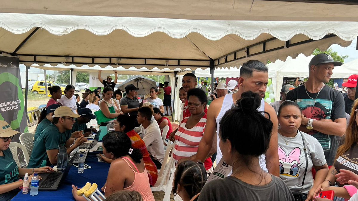 DesEconomicoBAQ's tweet photo. ‘Pa’ lante’ llegó a la comunidad de Bendición de Dios🙌

Con esta apuesta integral gestionada por la Of. de Relaciones Internacionales, llevaremos empleo y emprendimiento con @Oportunidadesbq y bilingüismo con #InglésParaElTrabajo, para transformar y mejorar nuestras comunidades. https://t.co/ZCf0PaxuZf