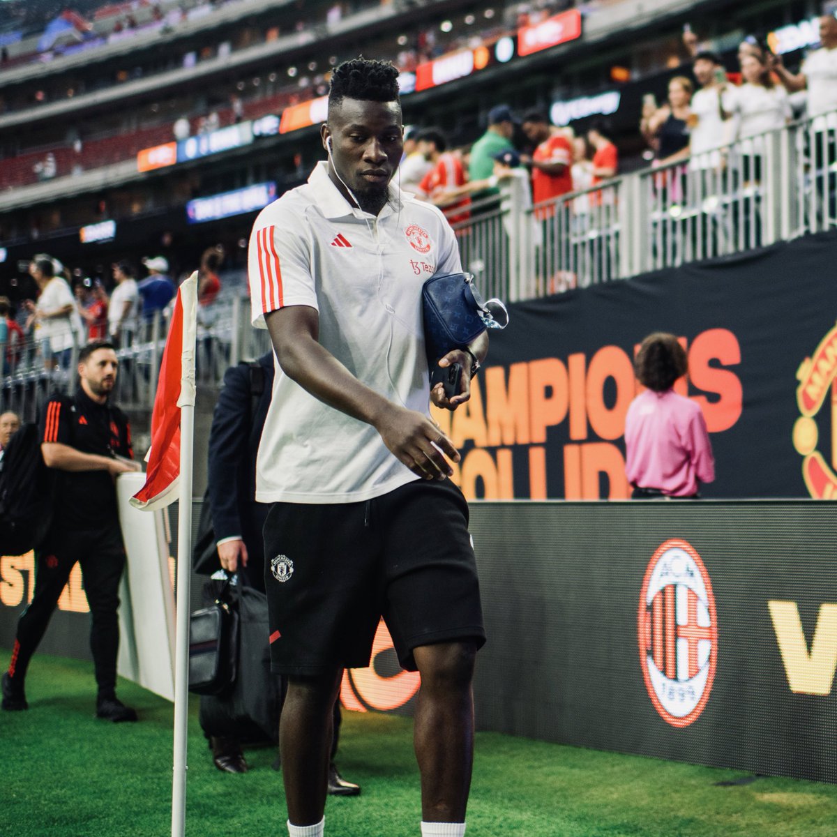 ManUtd's tweet photo. Representing United for the first time ✅ 

🧤 @AndreyOnana 

#MUFC || #MUTOUR23 https://t.co/uUncVWB4tZ