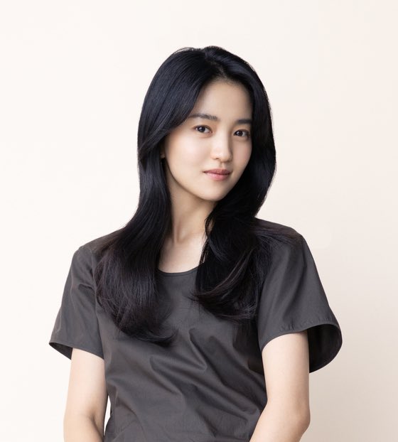 “이래서 김태리라 하는구나”…김은희도 인정한 ‘악귀’ 연기, 안방극장 달궜다 ①
-
데뷔작 ‘아가씨’(2016)때부터 범상치 않은 연기력을 보여준 김태리지만, ‘악귀’에서의 연기는 실로 경이롭다. 산영과 악귀 사이를 자유롭게 오가면서 뚜렷한 경계를 만든다.
n.news.naver.com/entertain/arti…

#김태리 #악귀