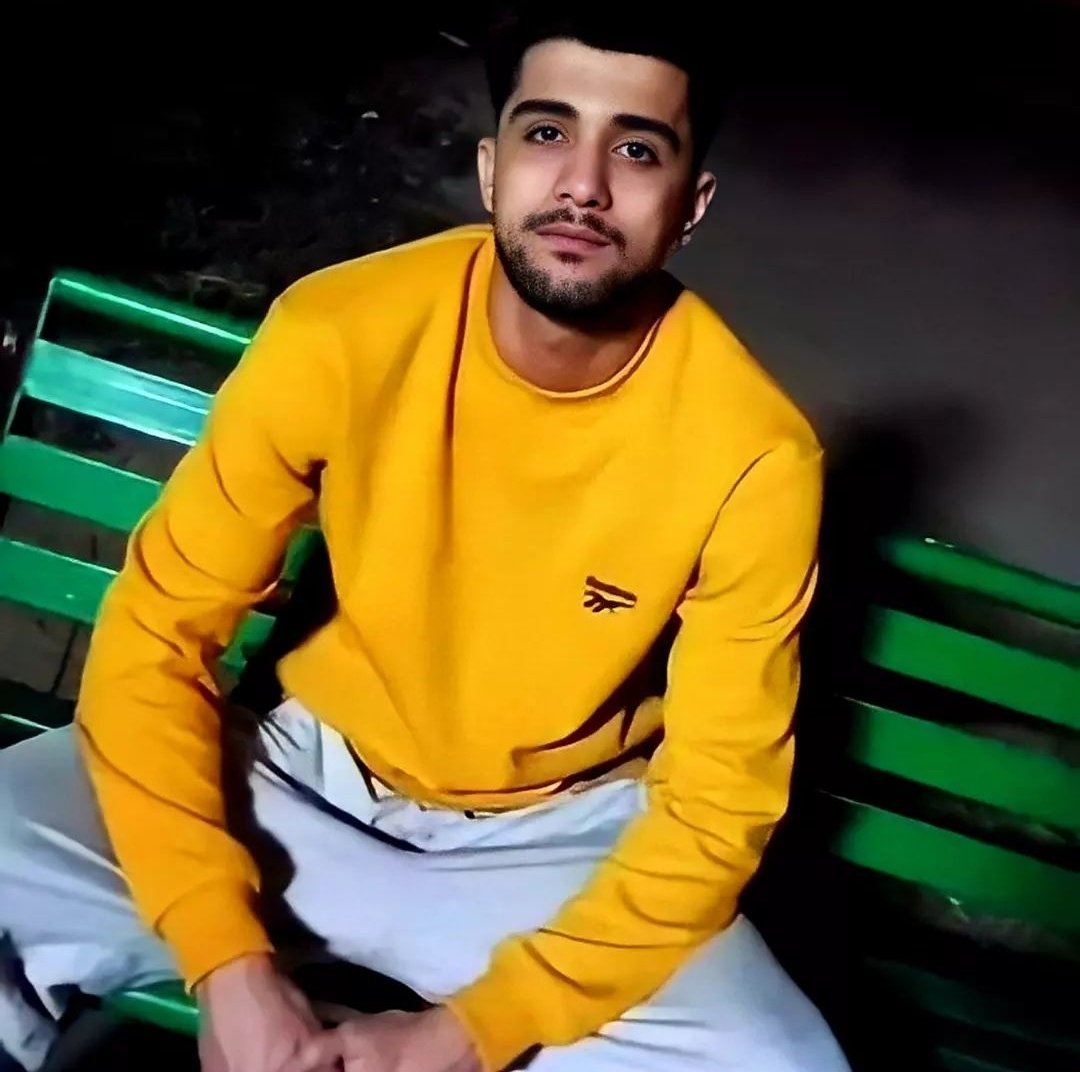 وقتی  مهدی رو کُشتین ، مهدی تشنه بود، مهدی گرسنه بود چون تو اعتصاب غذا بود 
چه طور دلتون اومد پسری که دو روز لب به غذا و آب نزده بود رو بِکِشین بالای دار ؟؟؟ بعد به خاطر مظلومیت و تشنگی حسین بزنین تو سرتون ؟ 
‌لعنت بهتون، زمین گرده.
#محمد_مهدی_کرمی 
#IRGCterrorists