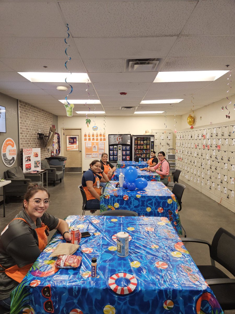 ysas10526's tweet photo. Kicked off our #FunintheSun CAM Appreciation Week! on the 24TH. Today, we had lunch for our hardworking  cashiers. Thank you for taking  care of our customers. We appreciate all you do!#6564 https://t.co/VBS4Gel2je