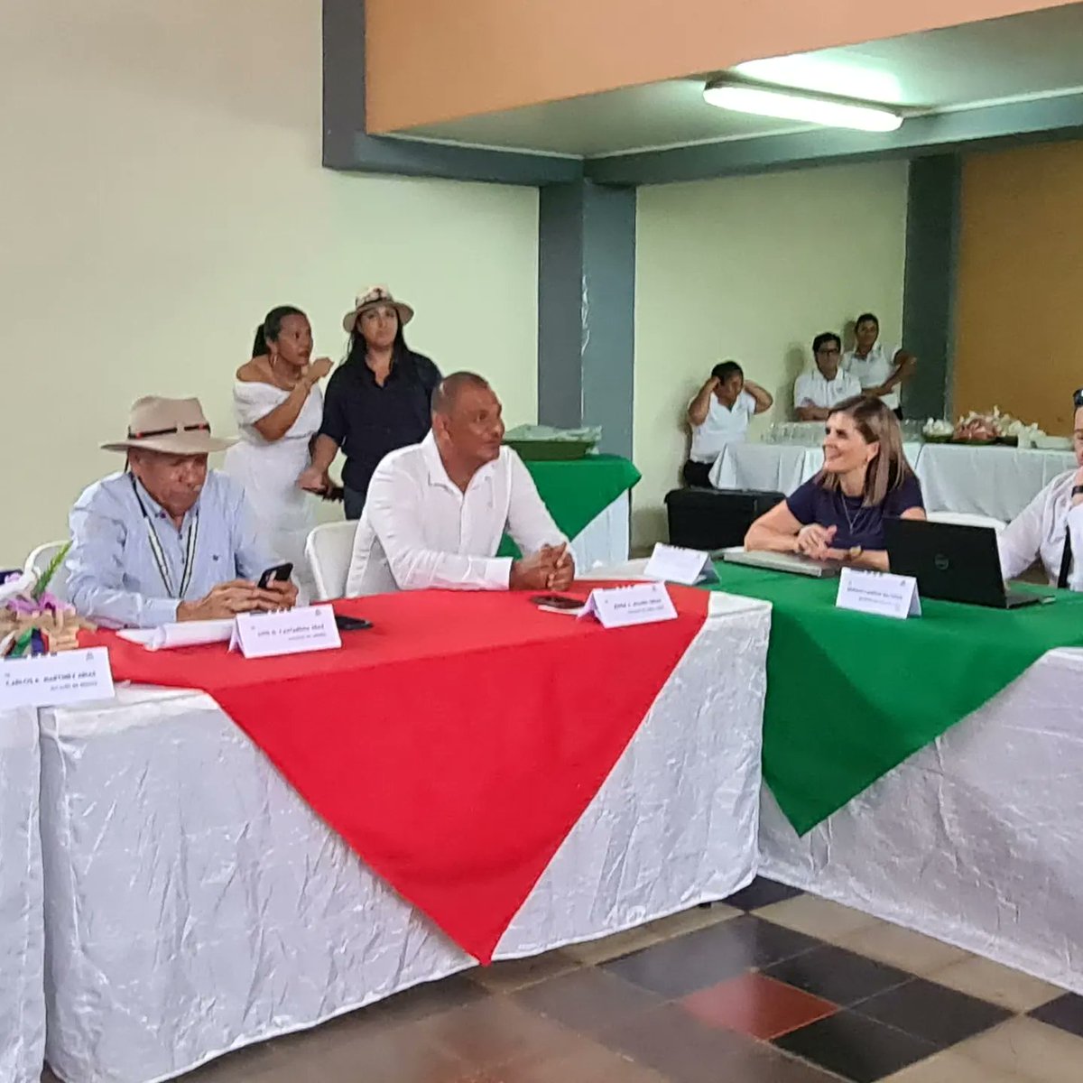 micittcr's tweet photo. El Presidente junto con los Ministros de su gabinete, se reunieron en Santa Cruz con las autoridades locales de la provincia de Guanacaste. Trataron temas como la seguridad, educación, infraestructura vial, empleo y conectividad entre otros.
#Micitt
#Municipalidades https://t.co/fD0A3plwxR
