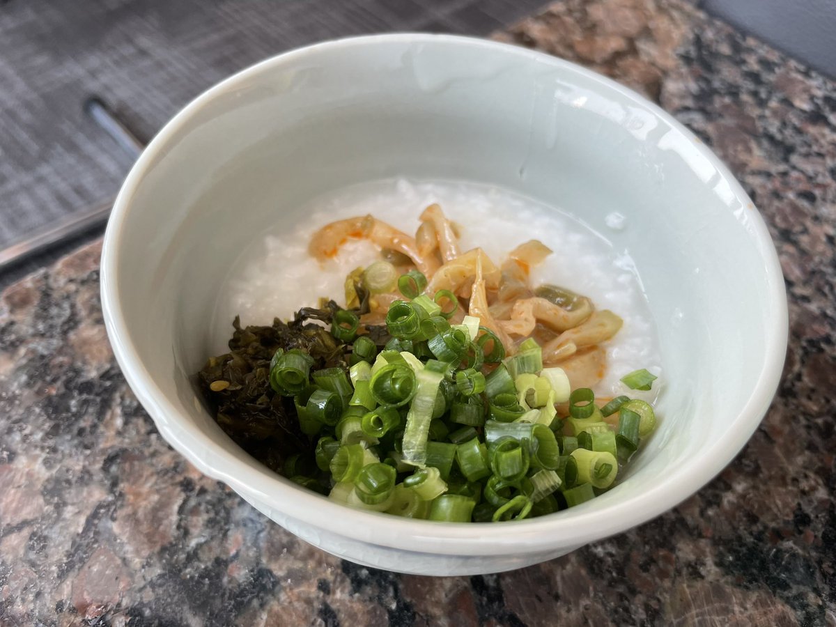 dango15's tweet photo. 成田のキャセイラウンジも坦々麺があると思い込んでた。
コロナ禍前はあったらしい。

JALのFirstラウンジいればよかった
ホタテのお粥を食べます

#キャセイ　#坦々麺 https://t.co/fRfGkI7QYc