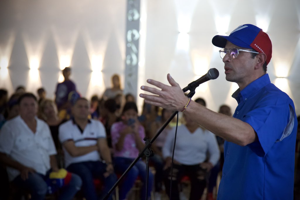 hcapriles's tweet photo. Esta tarde estuvimos en Asamblea con líderes de nuestros Valles del Tuy, Miranda. En el Tuy está golpeando con fuerza la crisis de los salarios y la galopante inflación.

Acá nadie ha dejado ni dejará de luchar por el cambio de nuestra amada Venezuela. Nosotros vamos a echar pa’lante.

 #UnidadYVoto