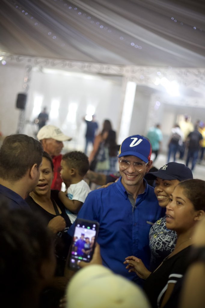 hcapriles's tweet photo. Esta tarde estuvimos en Asamblea con líderes de nuestros Valles del Tuy, Miranda. En el Tuy está golpeando con fuerza la crisis de los salarios y la galopante inflación.

Acá nadie ha dejado ni dejará de luchar por el cambio de nuestra amada Venezuela. Nosotros vamos a echar pa’lante.

 #UnidadYVoto