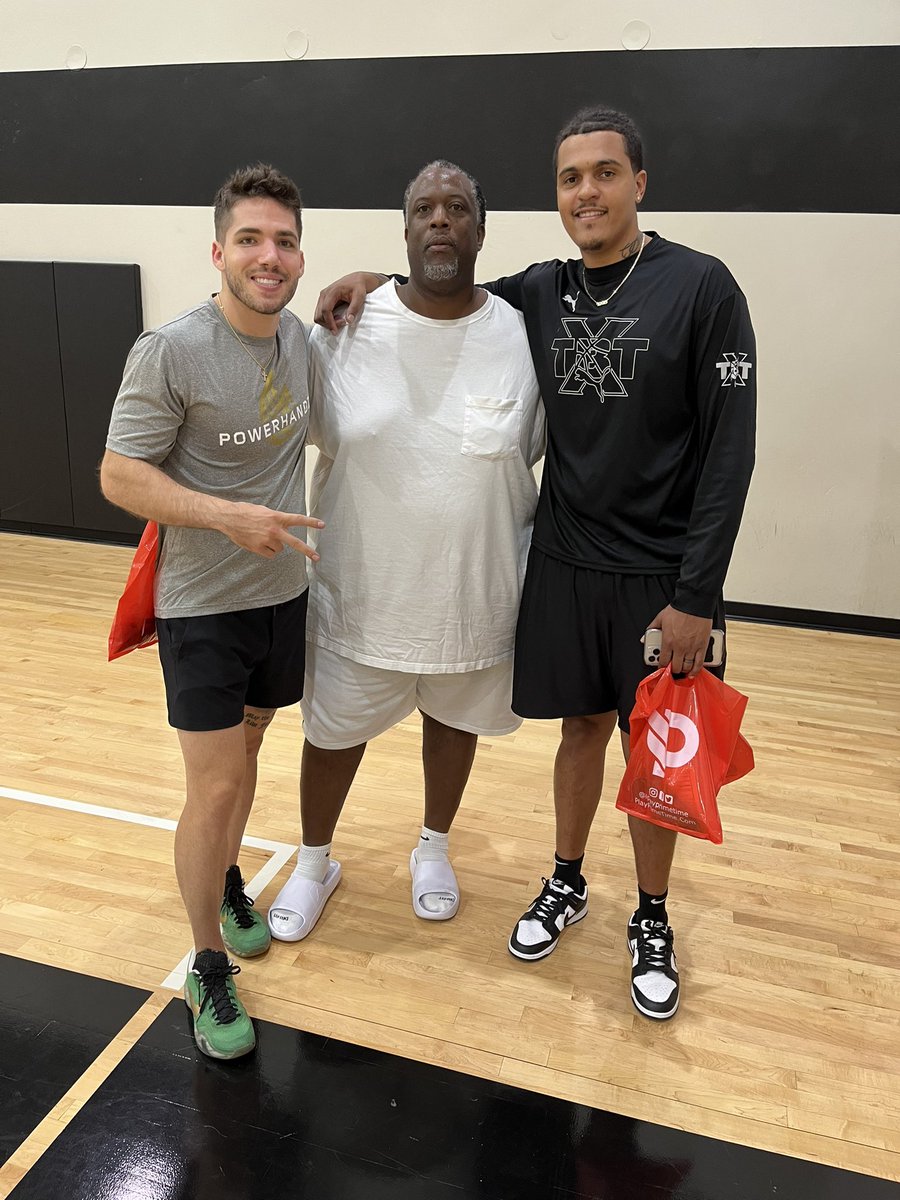 CoachRodTaylor's tweet photo. Ran into one of my former players today @dthomas_x3 in the Black just finished the TBT former Arkansas Razorback!!! Now playing Pro overseas!! Then One of my favorite guards in the 2013 class @SwaggyShipley the good old days!!! #2013 I’m getting old😂😂💯💯💯 REAL OG!! https://t.co/uxoppzcouU