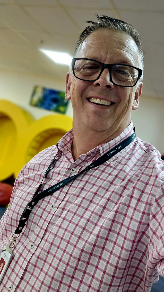 CraigSEldred's tweet photo. Hey @osama13 &amp; @RunEducator 
Is #pinkshirtThursday still a thing?

Good luck to both of you &amp; your familes for the upcoming school year https://t.co/GWbtFGnA7I