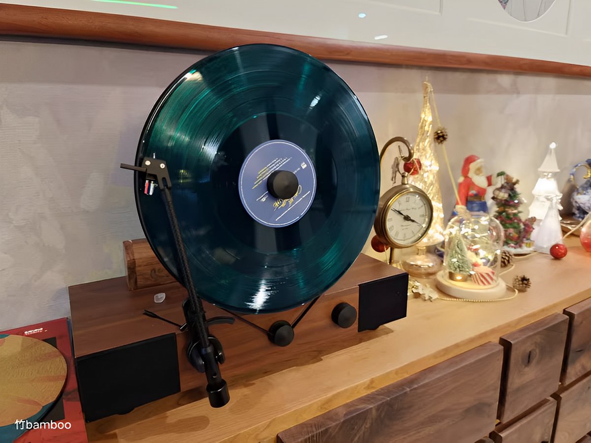 Fennessy_LP's tweet photo. A space-saving marvel. Elevate your space with style and music in perfect harmony. π΅β¨ #VerticalTurntable #SpaceSaving #InnovativeSound https://t.co/O9rzWc6iCB