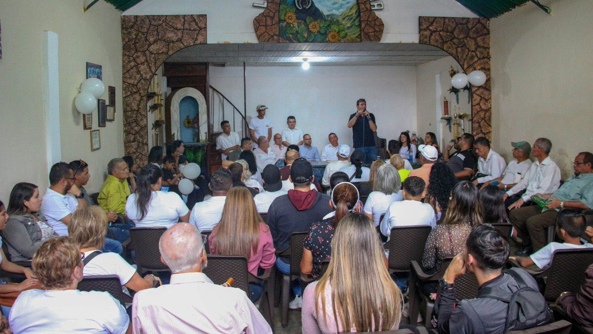 #26JUL | Reunidos con usuarios y transportistas de la Línea El Chama de la ciudad de Mérida. 
Hoy la escasez de gasolina es el principal problema de las rutas de transporte. Para estabilizar el suministro de combustible en el estado, nuestro compromiso es recuperar la capacidad