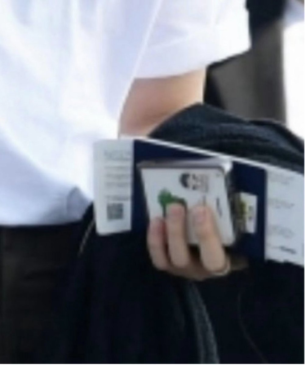 Astro_EW330's tweet photo. According to Carat and silvermooncha, Seungkwan put Sua's sticker on his mobile 🥹 (screen captured from Going Seventeen filmed in May). Seems the same fan art on Bin's 💜
https://t.co/NTt1HtY9yp
#승관 #문수아 #문빈 https://t.co/T8krrKEAQm