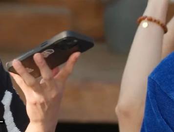 Astro_EW330's tweet photo. According to Carat and silvermooncha, Seungkwan put Sua's sticker on his mobile 🥹 (screen captured from Going Seventeen filmed in May). Seems the same fan art on Bin's 💜
https://t.co/NTt1HtY9yp
#승관 #문수아 #문빈 https://t.co/T8krrKEAQm