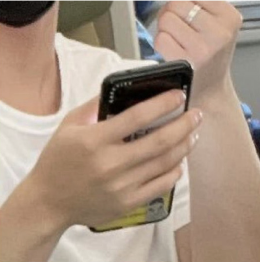 Astro_EW330's tweet photo. According to Carat and silvermooncha, Seungkwan put Sua's sticker on his mobile 🥹 (screen captured from Going Seventeen filmed in May). Seems the same fan art on Bin's 💜
https://t.co/NTt1HtY9yp
#승관 #문수아 #문빈 https://t.co/T8krrKEAQm