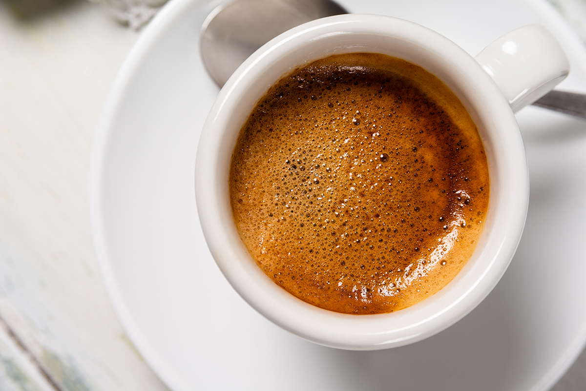 According to an in vitro study published in @JAgFoodChem, #espresso & certain compounds found within it could prevent tau protein aggregation, which is associated with Alzheimer’s disease. More details: fal.cn/3AdSn ☕️ @ACSPublications #Research #Chemistry