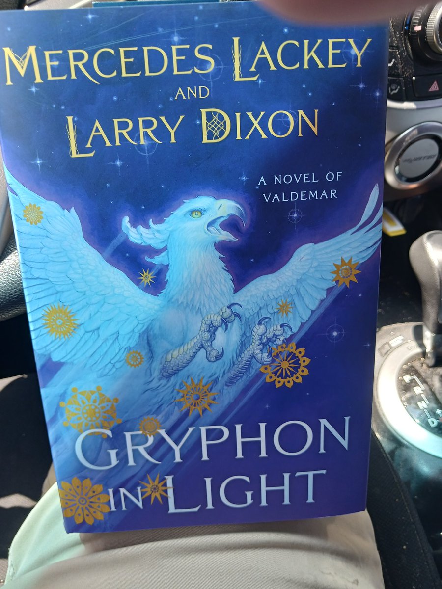 Dbviz1's tweet photo. @merphynapier @DanielBGreene @Matt_On_Books @PhilipChase90 @mercedeslackey @LarryDixonTGK did I just read a Dr. Who reference in your new book? Well played! https://t.co/V8sT3mXTTN
