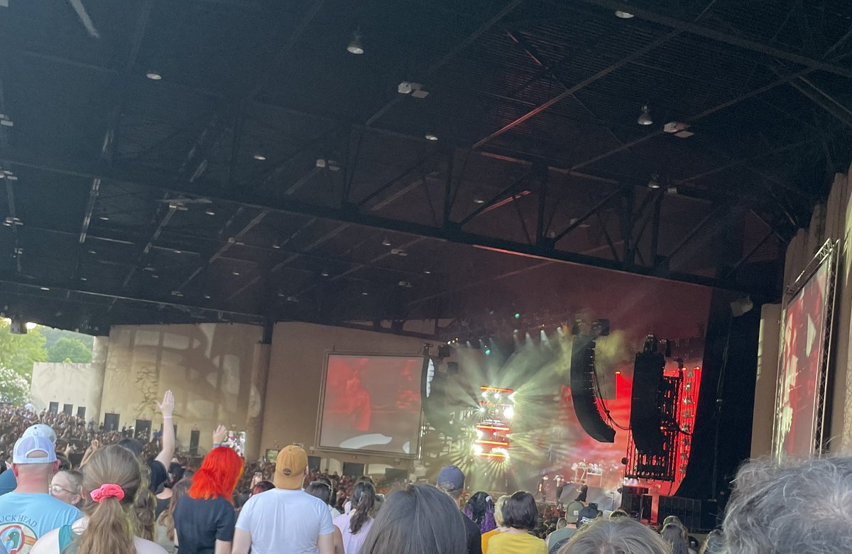 radishcake's tweet photo. Outdoor concert in July in Atlanta. It’s hot as BALLS. https://t.co/ZcTu5JGOVS