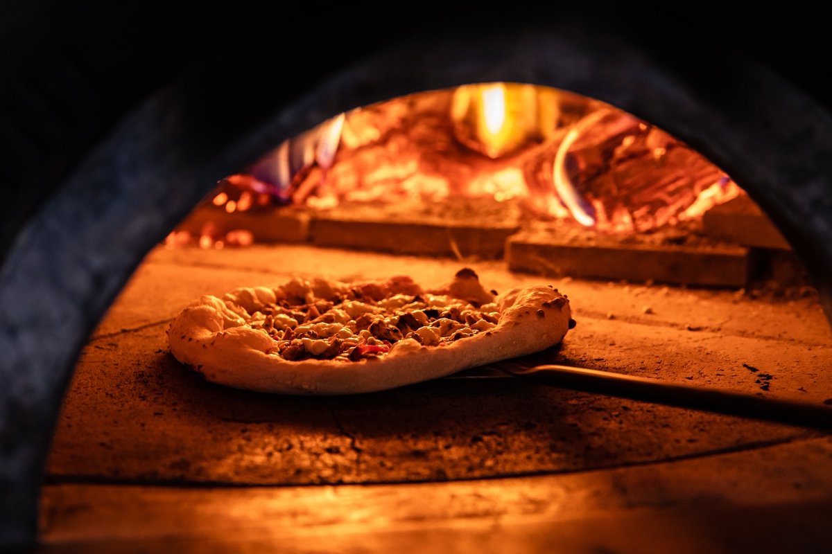 elgourmet's tweet photo. Se viene un agosto a pura pizza en elGourmet
Así que vamos con un DEBATE trascendental:

🍕¿Pizza al MOLDE o a LA PIEDRA?

📺Maestros de la pizza
Desde el 1 de agosto todos los martes y jueves por elGourmet https://t.co/bcWoW41NhK