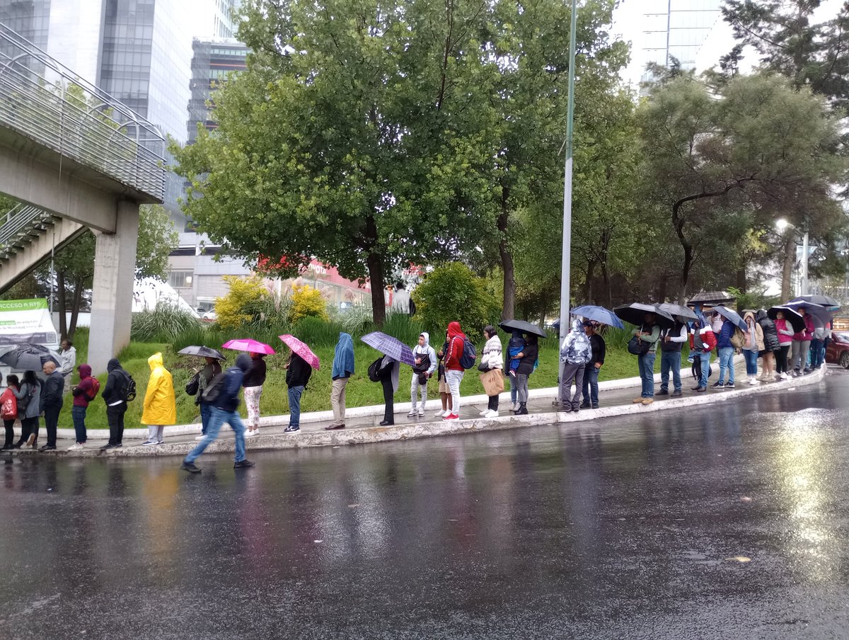 arikai13's tweet photo. Un camión para todo ese montón de gente... Y con lluvia 😍.

@RTP_CiudadDeMex  son 6:29, desde cuándo no llegan camiones a su base en santa fe? 🤔 https://t.co/pKa5F8HqGr