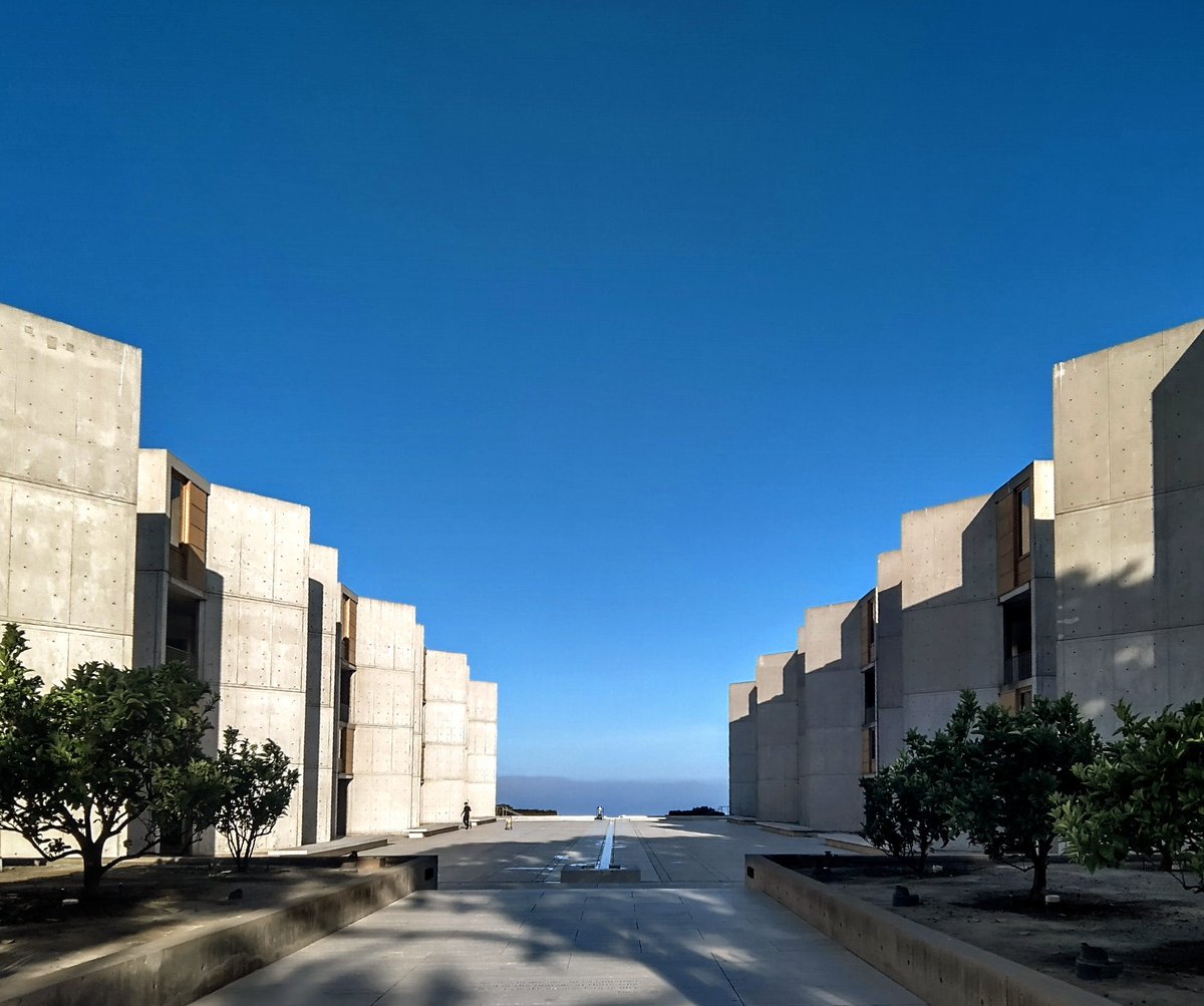 I always wanted to come see this architectural marvel at the <a href="/salkinstitute/">Salk Institute</a> designed by #LouisKhan in the 60ies. Coupled with great science I am a happy kid.