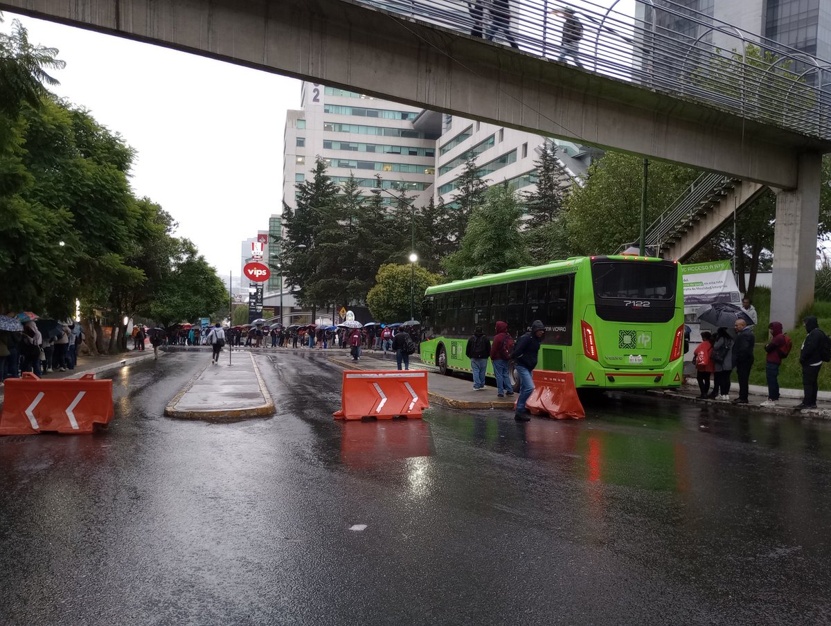arikai13's tweet photo. Un camión para todo ese montón de gente... Y con lluvia 😍.

@RTP_CiudadDeMex  son 6:29, desde cuándo no llegan camiones a su base en santa fe? 🤔 https://t.co/pKa5F8HqGr