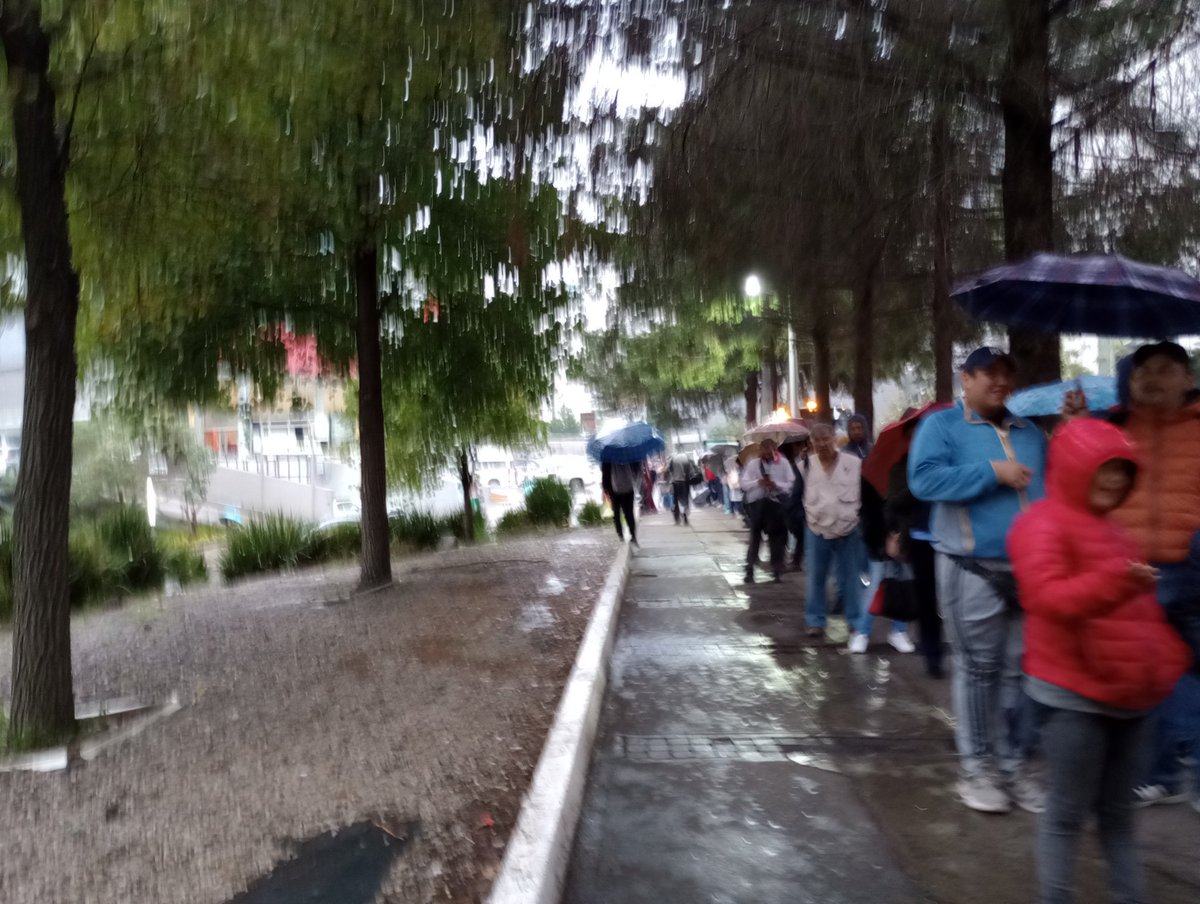arikai13's tweet photo. Un camión para todo ese montón de gente... Y con lluvia 😍.

@RTP_CiudadDeMex  son 6:29, desde cuándo no llegan camiones a su base en santa fe? 🤔 https://t.co/pKa5F8HqGr