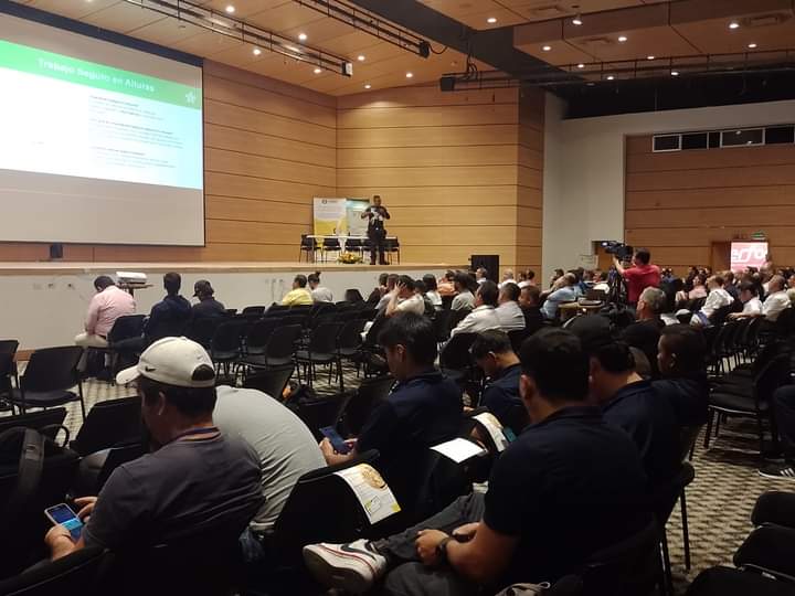 SENAQuindio's tweet photo. Actualización de normativa de trabajo seguro en alturas, la guadua en el sector de la construcción y avances en la actualización del código de sismo resistencia son algunos de los temas tratados durante la segunda jornada del II Congreso Nacional que impulsa al sector constructor https://t.co/WjRFaeCOCi